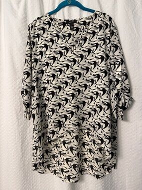 Alfani Black & White Abstract V-Neck Short Sleeve Shirt Size 14